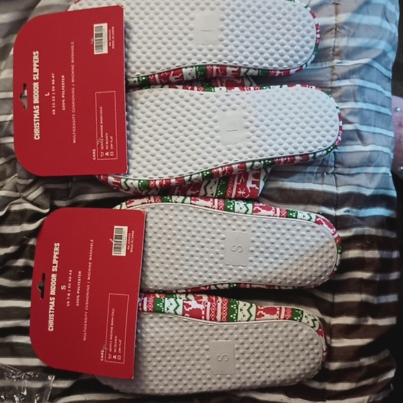 Christmas 🎄slippers NWT BOTH PAIRS Unisex 🤶🧑‍🎄 - Picture 2 of 4